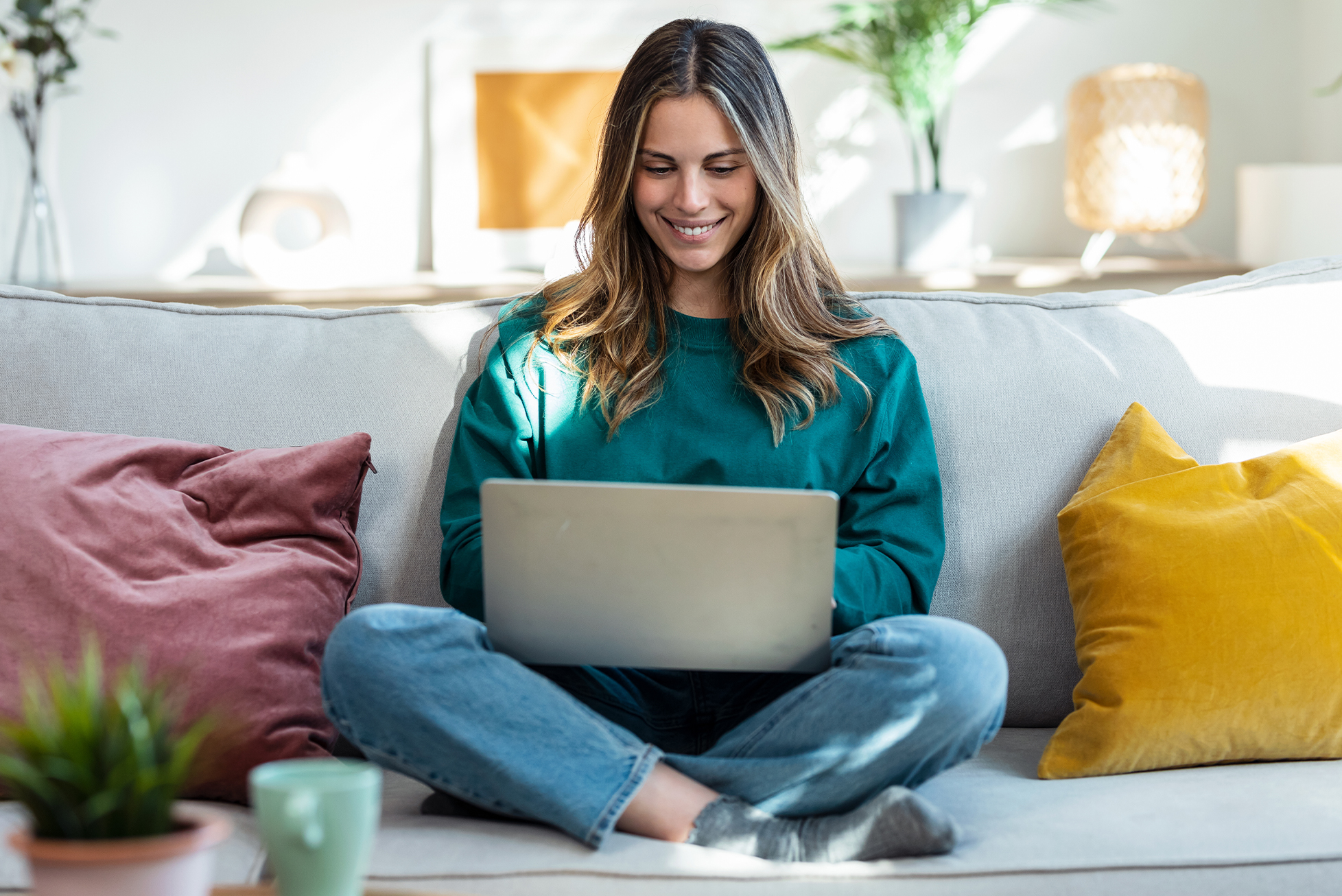 Frau macht ihre Steuererklärung am Laptop