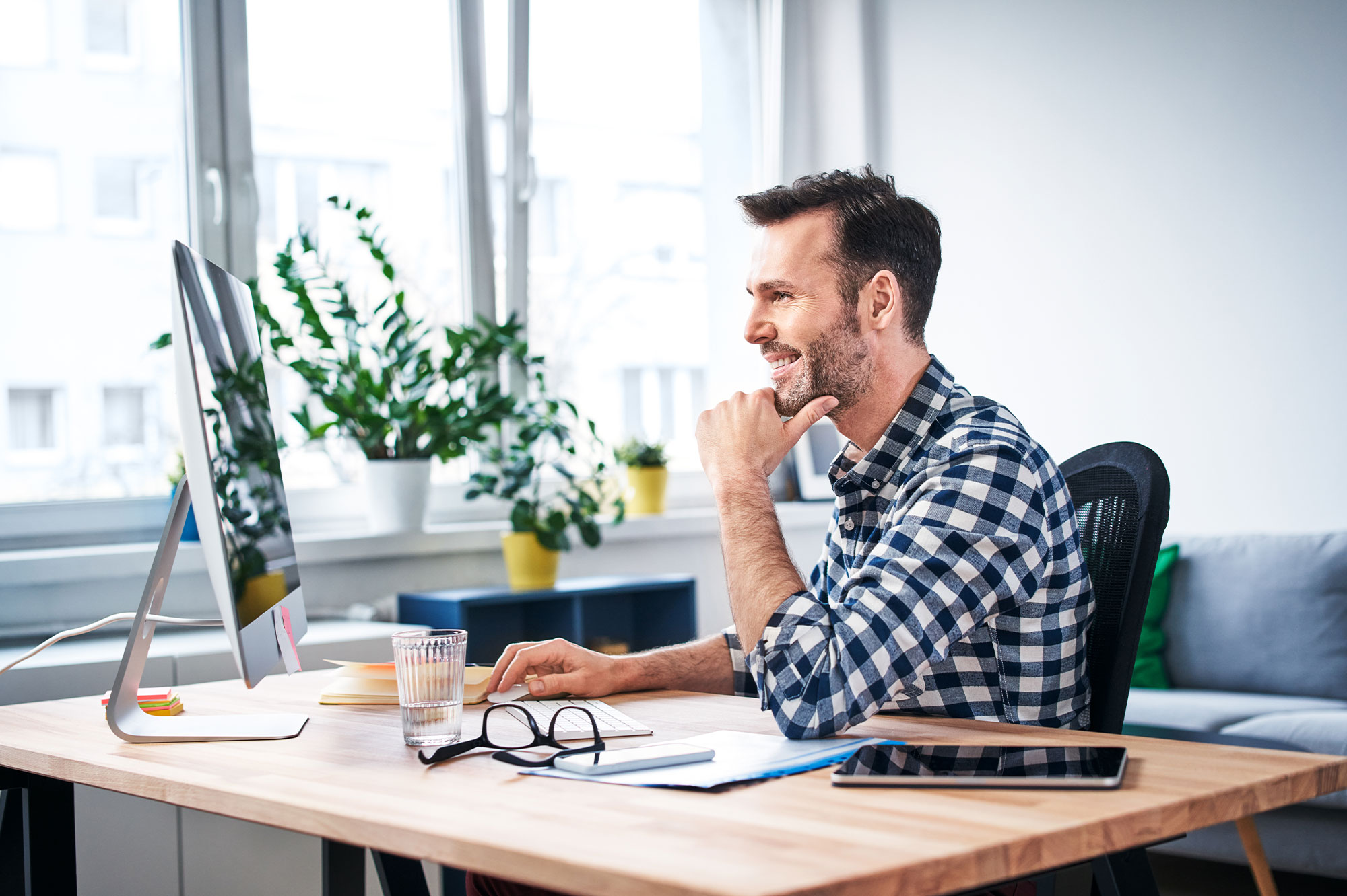 Mann sitzt im Home-Office
