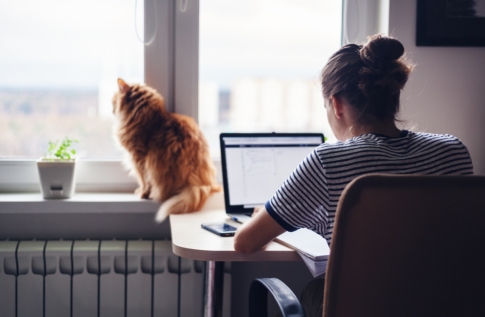 Frau arbeitet im Homeoffice