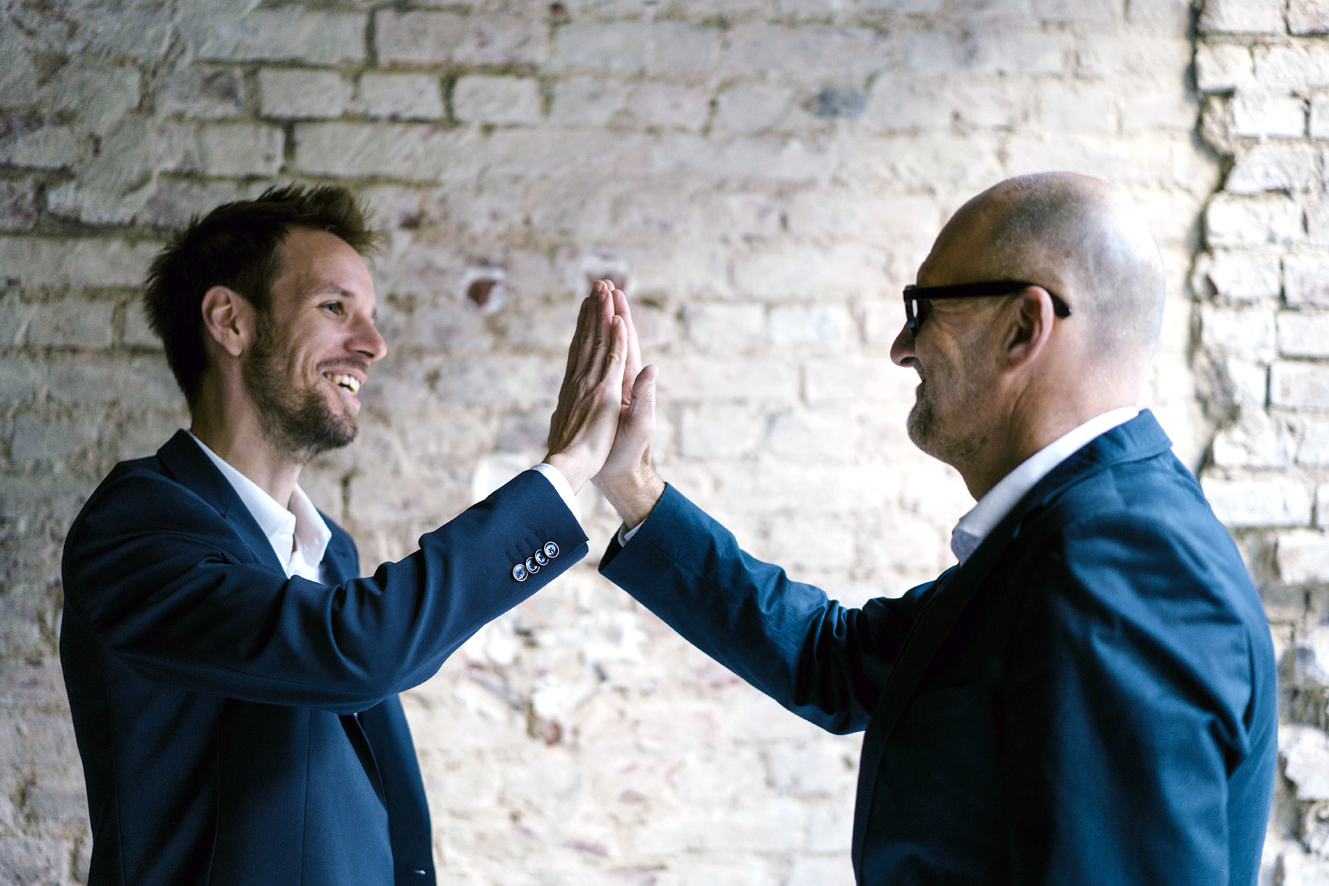 Mann sitzt im Home-Office